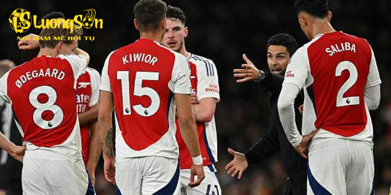 Ngăn Liverpool vô địch sớm chừng nào hay chừng ấy là điều Arsenal đang cố, nhưng họ còn áp lực từ mặt trận Cúp C1